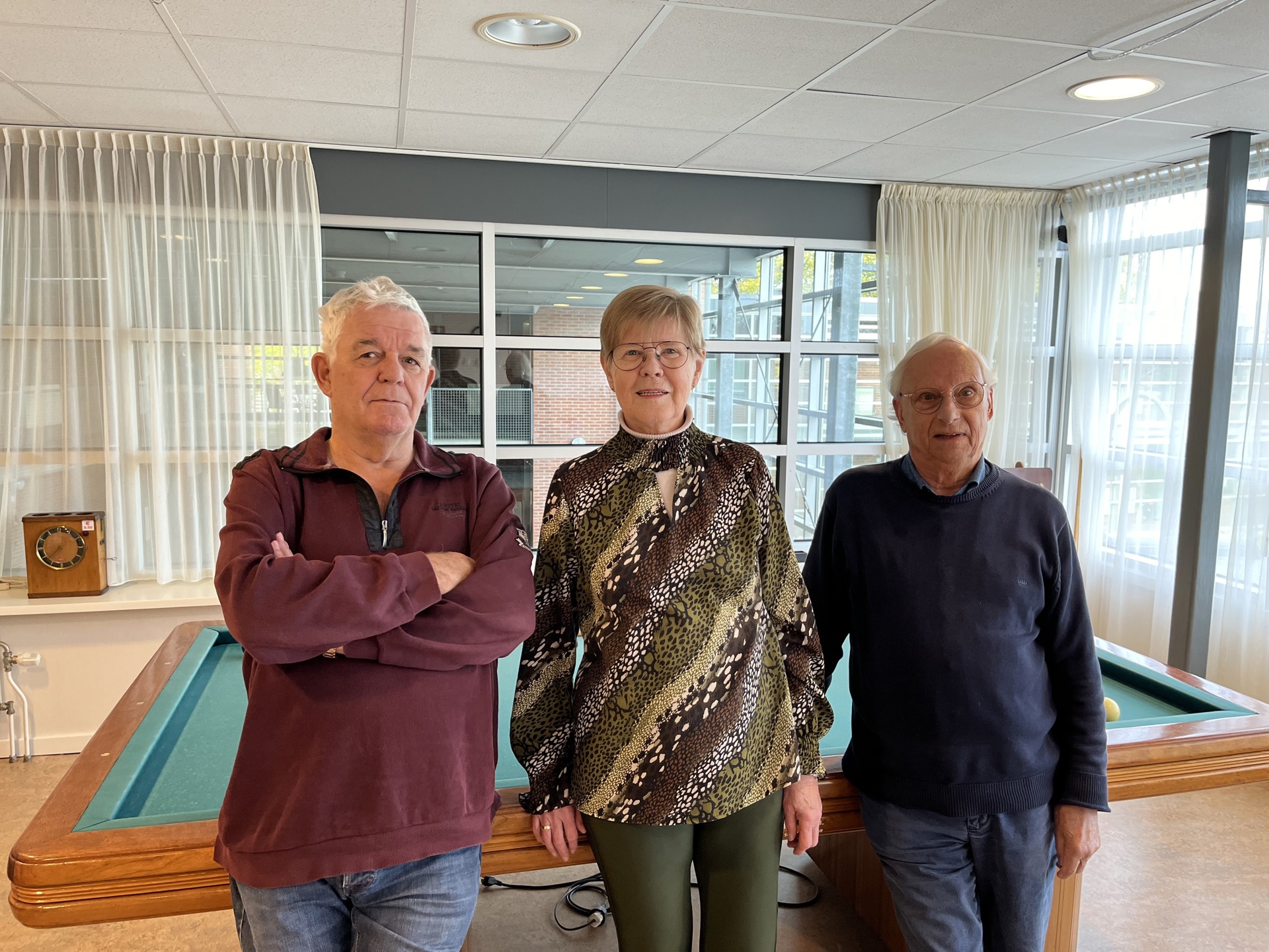 Klaas, dirkje en ton trots op biljarttafel