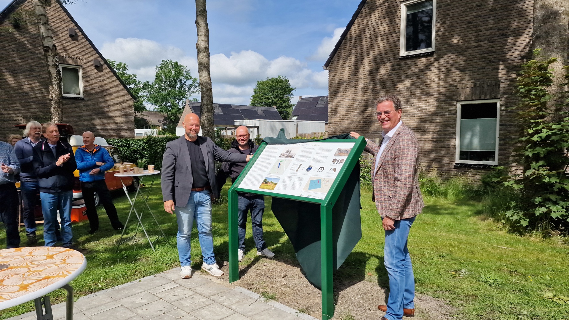 Informatiebord Archeologische Vondsten Onthuld Bij Borghlocatie In Zuidhorn